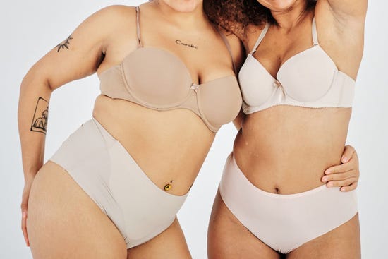 Deux femmes montrant leur peau sensible sur la ligne de bikini et les aisselles. 