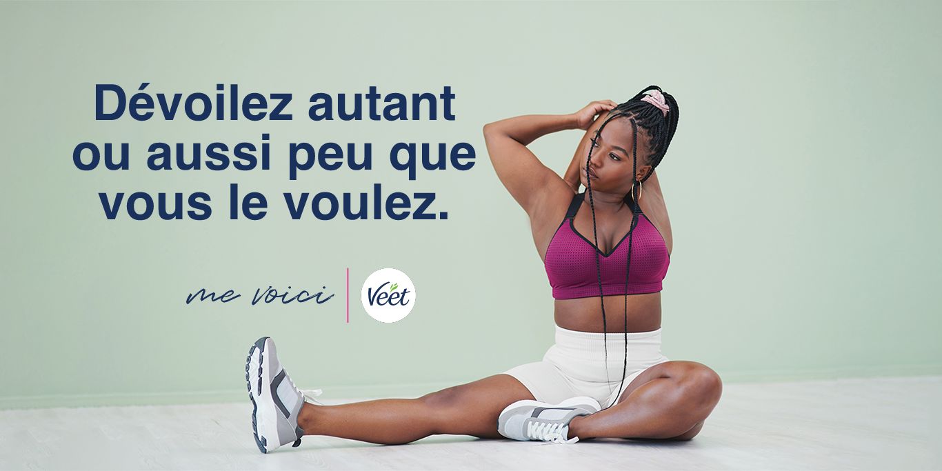 Une fille assise s’étire le bras et dévoile son aisselle avec les textes « Révélez autant ou aussi peu que vous le souhaitez » et « Me voici » ainsi que le logo Veet.