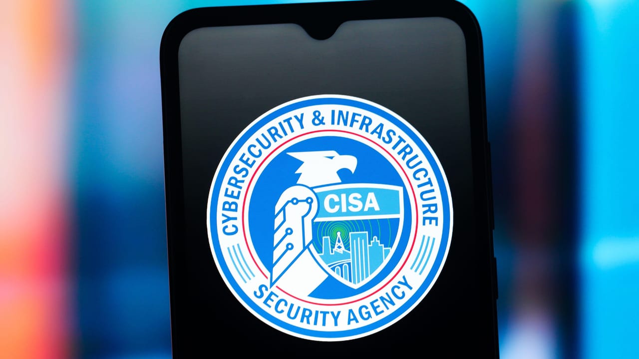 CISAのロゴがモバイルデバイスの画面に表示されている画像 CISAのロゴがモバイルデバイスの画面に表示されている画像