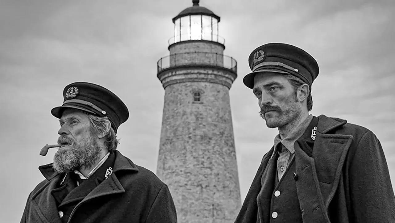 2019年の映画『ライトハウス』で左がロバート・パティンソン、右がウィレム・デフォー 2019年の映画『ライトハウス』で左がロバート・パティンソン、右がウィレム・デフォー