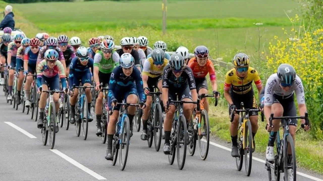 レースをする自転車競技者の集団 レースをする自転車競技者の集団