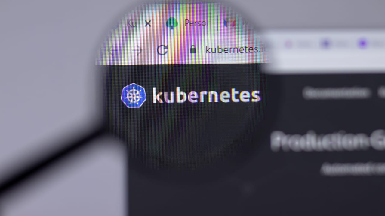 虫眼鏡越しのKubernetesロゴ 虫眼鏡越しのKubernetesロゴ
