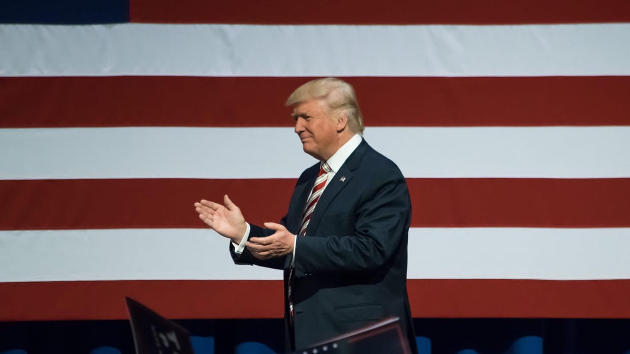 アメリカ国旗の前に立つトランプ アメリカ国旗の前に立つトランプ