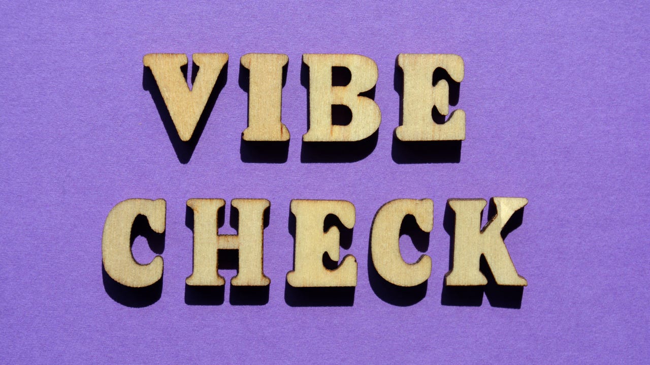 木製ブロック文字で「Vibe Check」と書かれている 木製ブロック文字で「Vibe Check」と書かれている