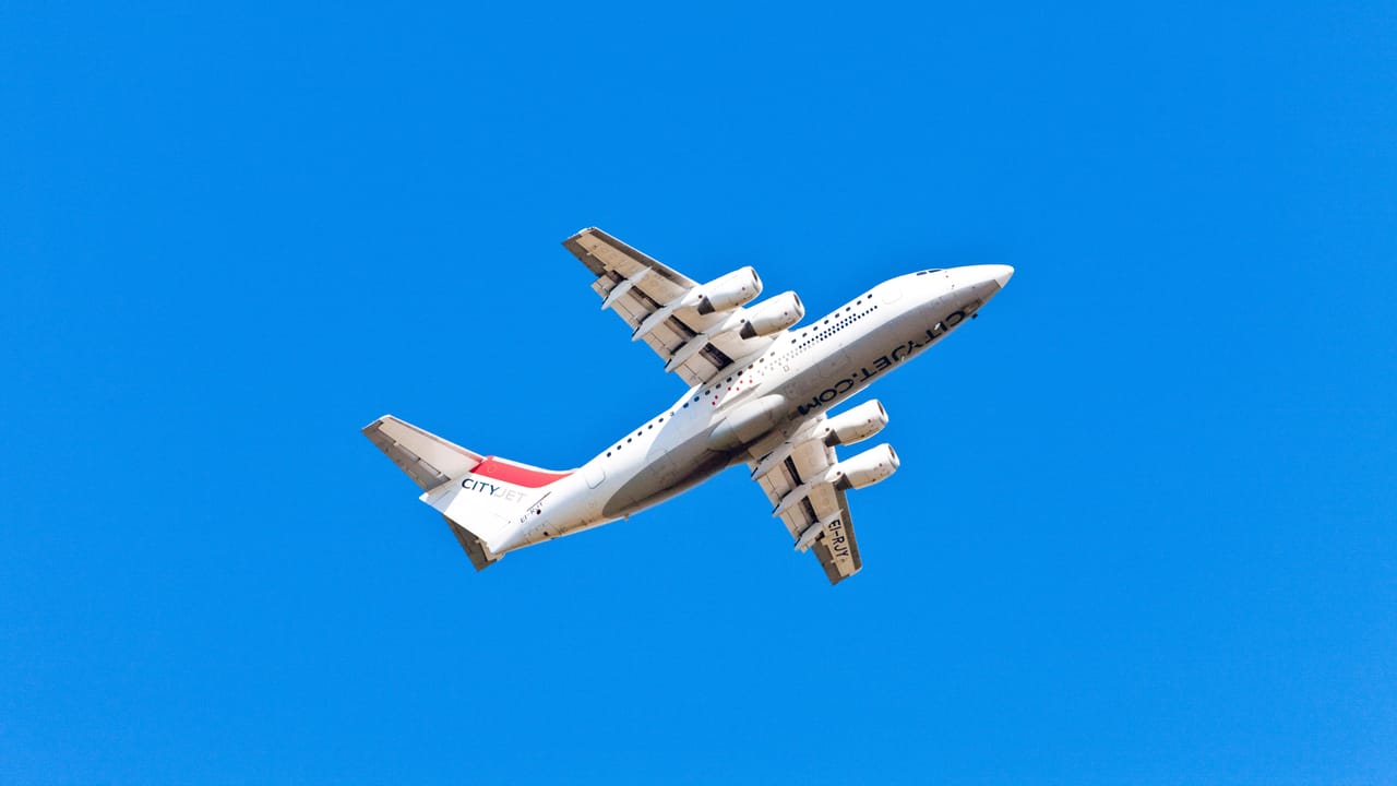 青空に浮かぶ白い飛行機 青空に浮かぶ白い飛行機