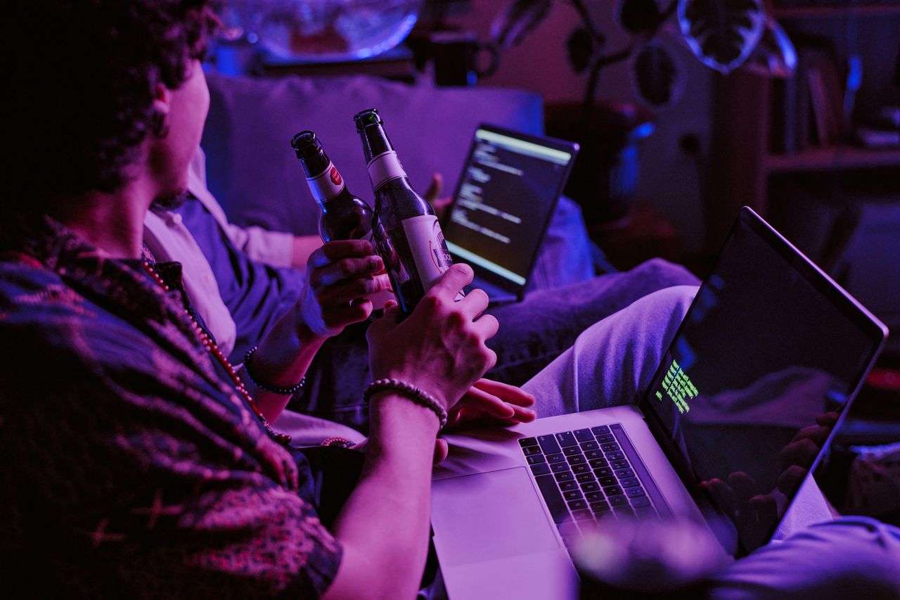 ビールとノートパソコンを持つ若者たち ビールとノートパソコンを持つ若者たち