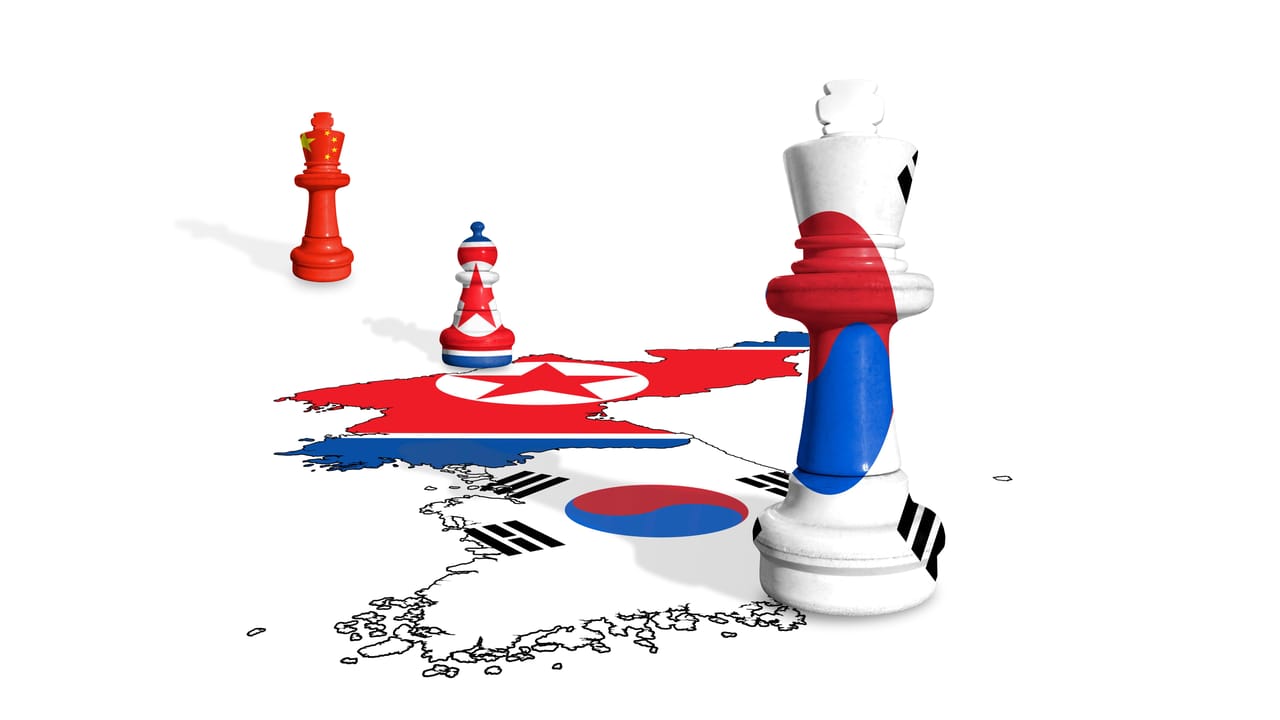 北朝鮮・韓国・中国を表すチェスの駒と、朝鮮半島の線画 北朝鮮・韓国・中国を表すチェスの駒と、朝鮮半島の線画