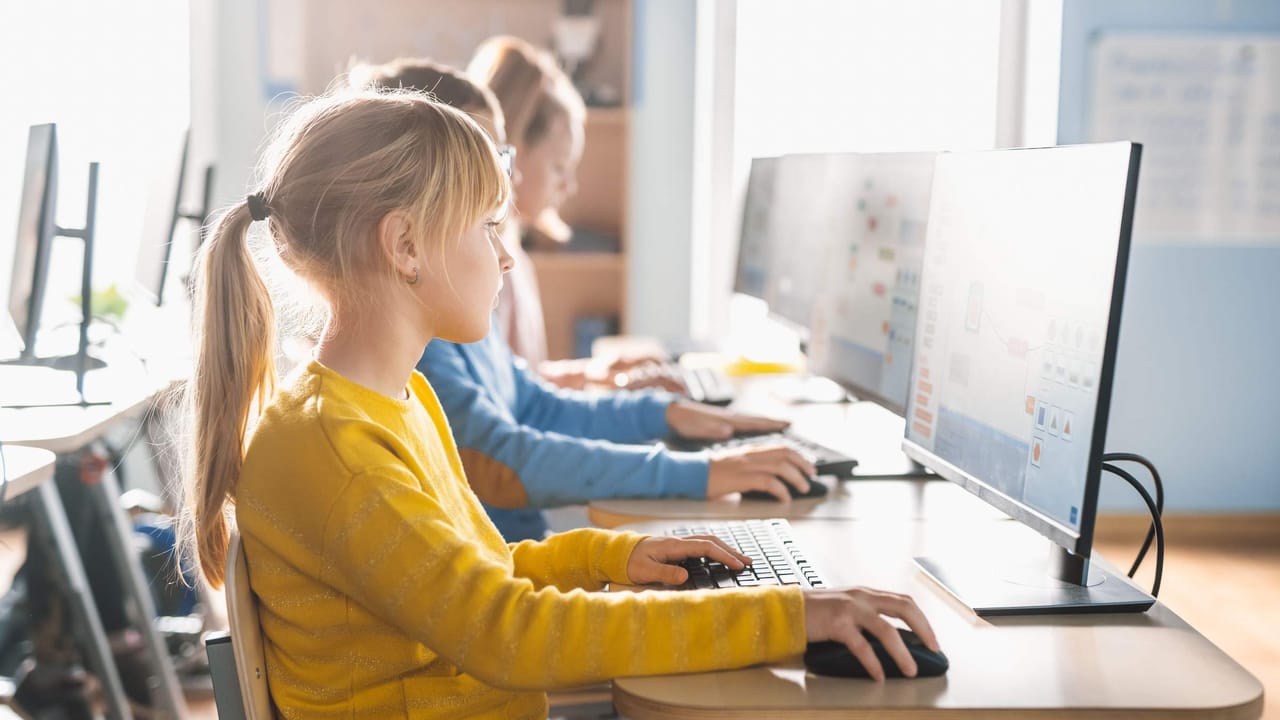 コンピュータを使っている子供たちの列 コンピュータを使っている子供たちの列