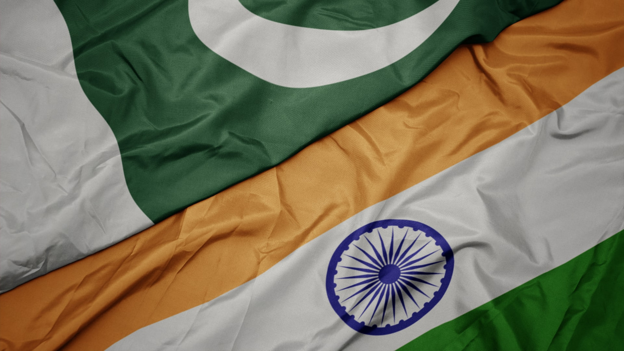 インドとパキスタンの旗が並んでいる インドとパキスタンの旗が並んでいる