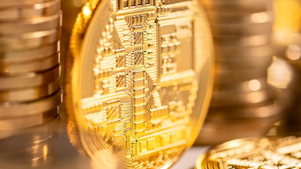 同様の金貨の山に寄りかかった、光沢のある金貨 同様の金貨の山に寄りかかった、光沢のある金貨