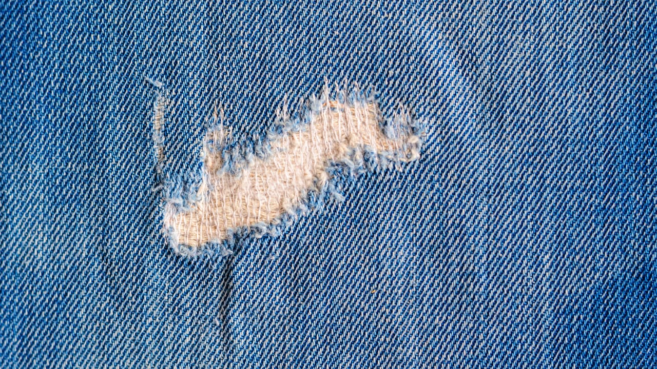 青いデニムの修正された穴 青いデニムの修正された穴