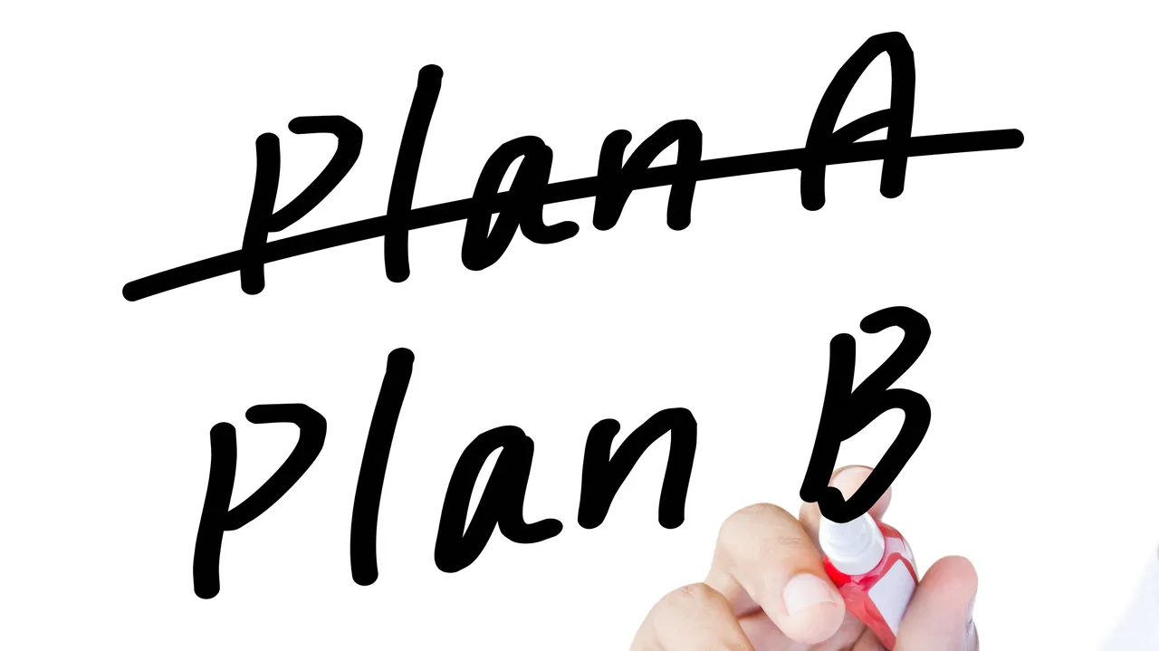 「Plan A」という言葉が消され、その下に「Plan B」と書かれたホワイトボード 「Plan A」という言葉が消され、その下に「Plan B」と書かれたホワイトボード