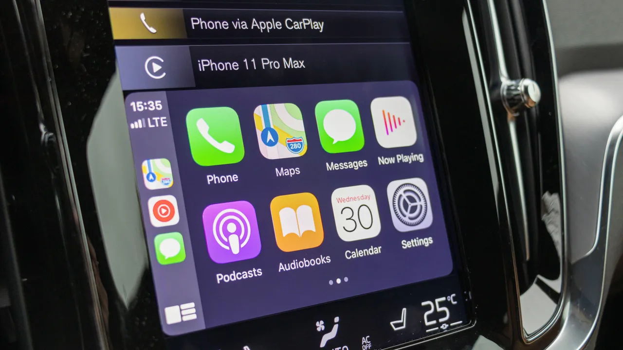 車載インフォテインメントシステムに表示されたApple Carplay 車載インフォテインメントシステムに表示されたApple Carplay