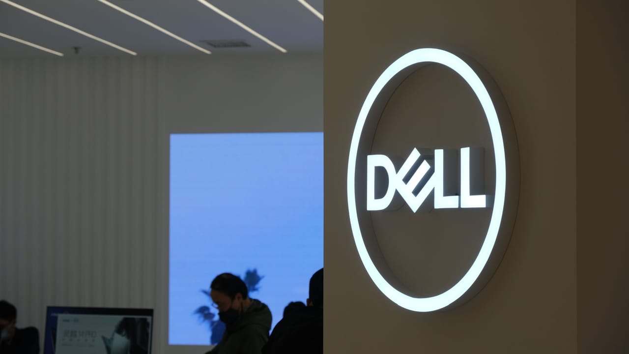 店舗内のDELLロゴのクローズアップ 店舗内のDELLロゴのクローズアップ