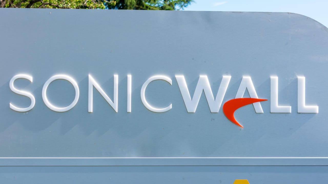 白い大文字で「Sonicwall」と書かれた金属製の看板。「A」の上に赤いスウッシュがあり、背景には緑の木がある 白い大文字で「Sonicwall」と書かれた金属製の看板。「A」の上に赤いスウッシュがあり、背景には緑の木がある