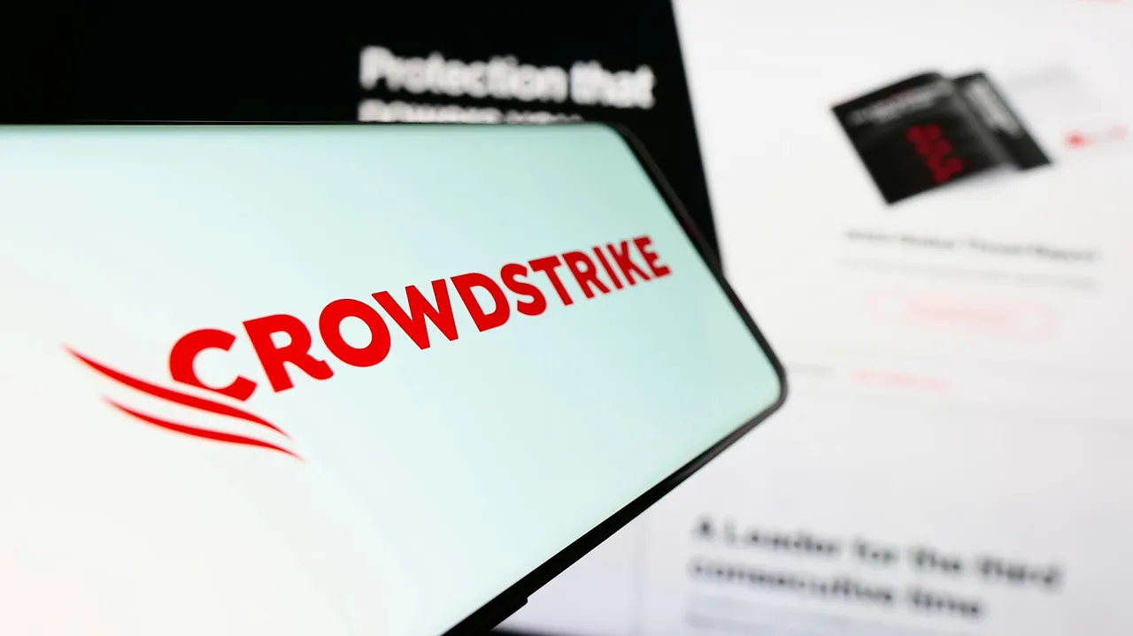 Crowdstrikeのロゴが画面に表示されている Crowdstrikeのロゴが画面に表示されている
