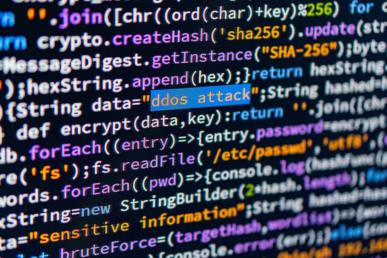 DDoSの概念画像。Cコードの一部がハイライトされ、潜在的なエラーが示されているデバッグシナリオを描写 DDoSの概念画像。Cコードの一部がハイライトされ、潜在的なエラーが示されているデバッグシナリオを描写