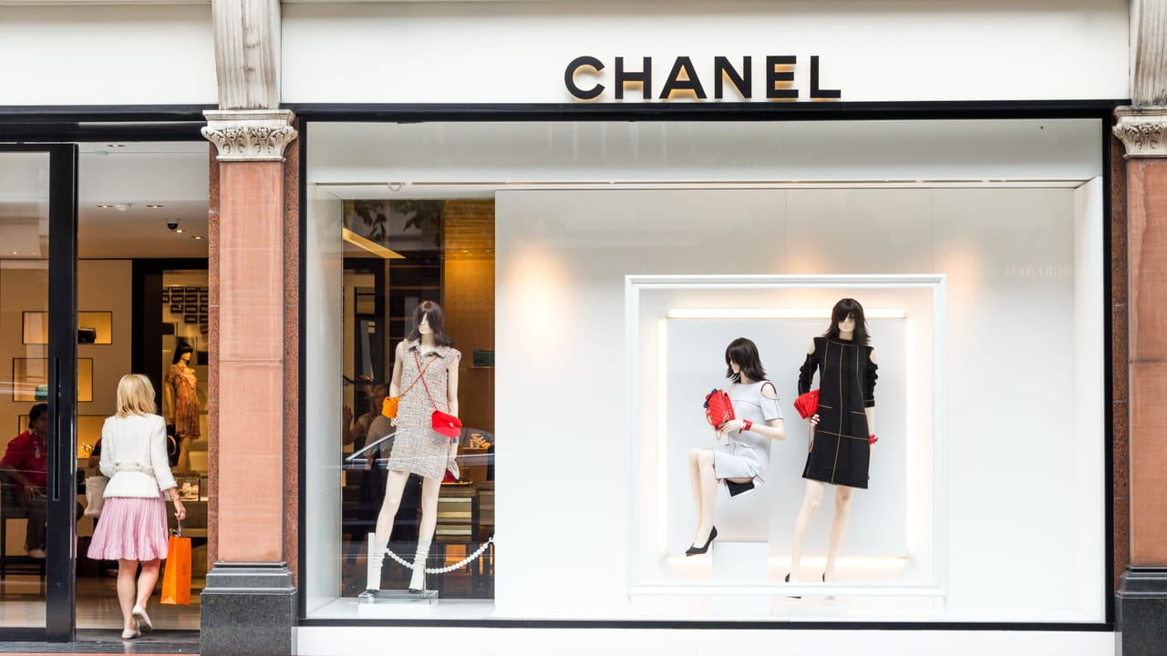 ロンドンのスローン・ストリートにあるシャネルの店舗に入る人物 ロンドンのスローン・ストリートにあるシャネルの店舗に入る人物