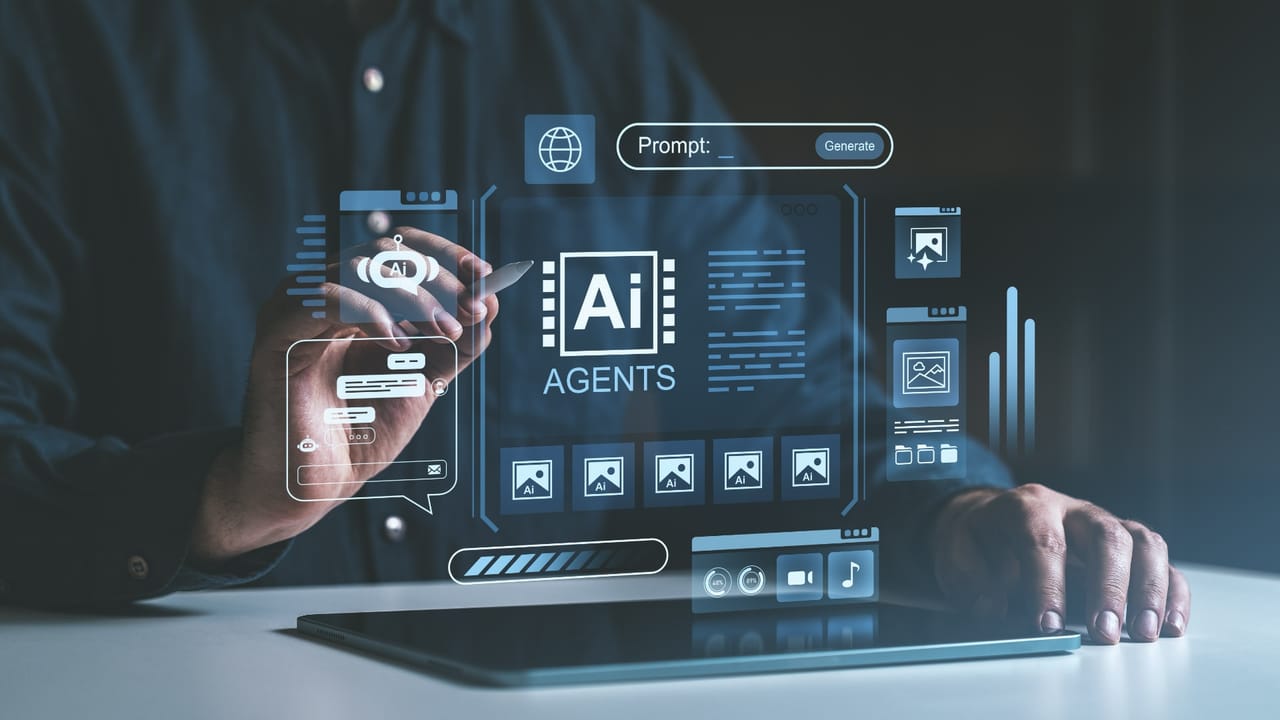 AIエージェントのオーバーレイがノートパソコンを使う男性に重なっている AIエージェントのオーバーレイがノートパソコンを使う男性に重なっている