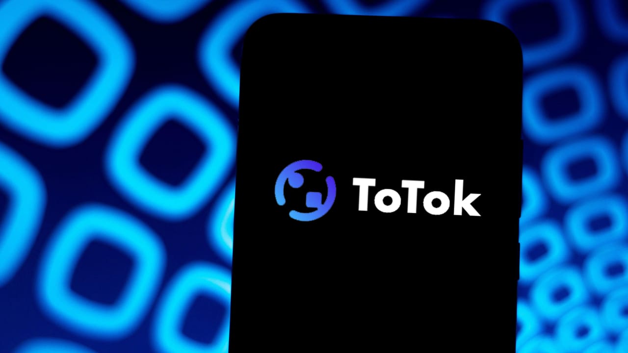 スマートフォン画面上のToTokロゴ スマートフォン画面上のToTokロゴ