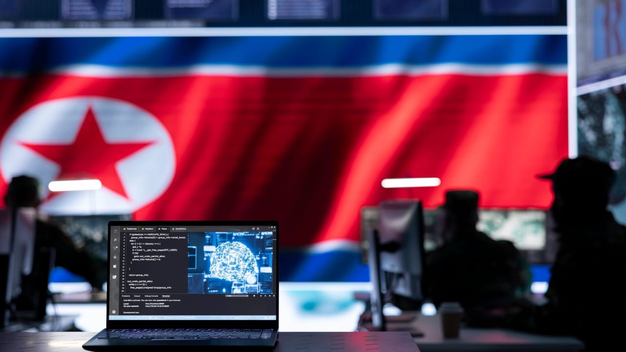 北朝鮮の国旗が大画面に映し出された指令所で働く軍関係者 北朝鮮の国旗が大画面に映し出された指令所で働く軍関係者