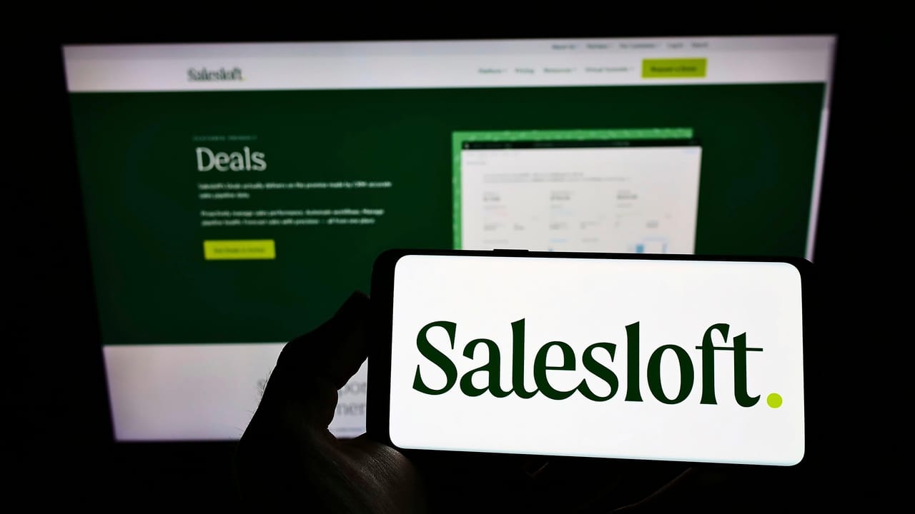 Salesloftのロゴが表示されたスマートフォン画面 Salesloftのロゴが表示されたスマートフォン画面