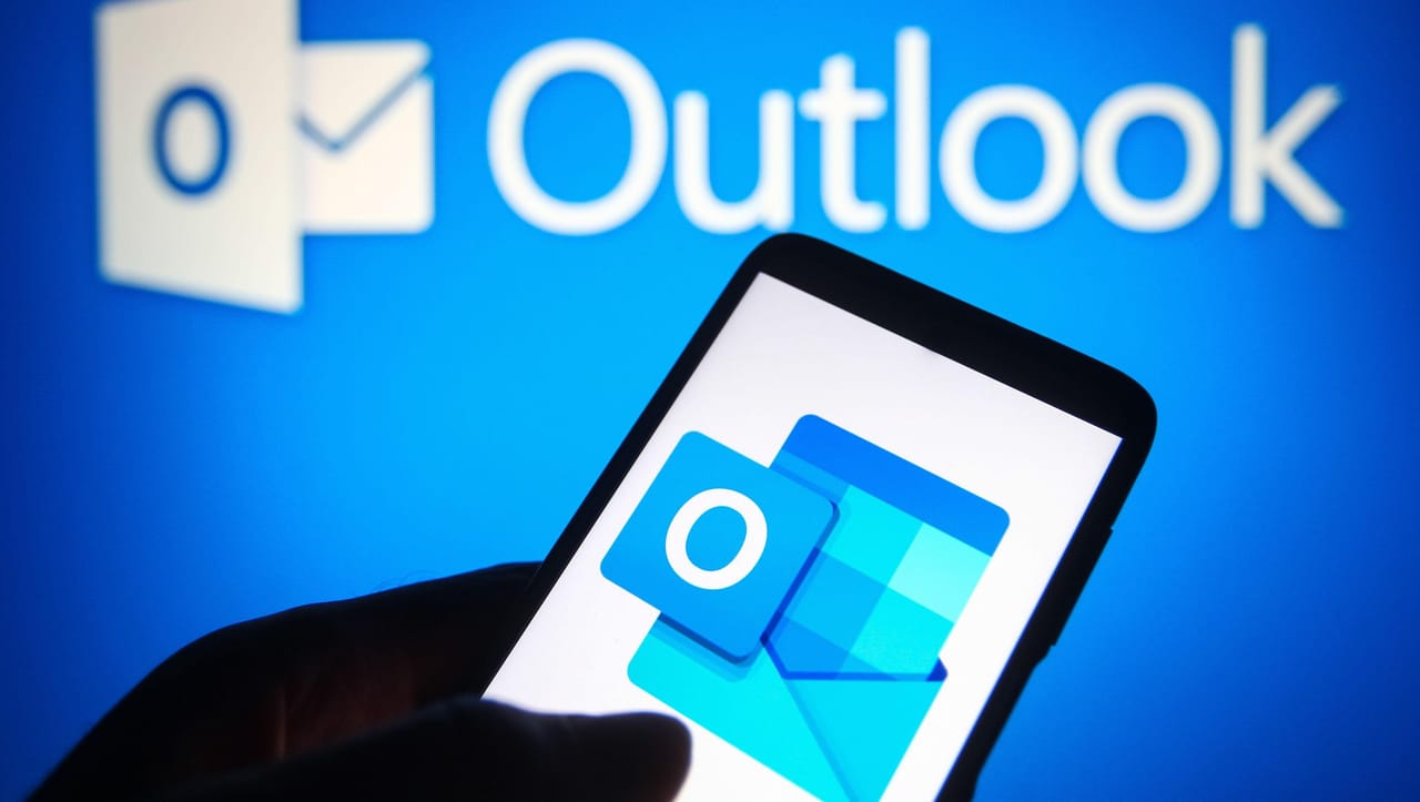 スマートフォン上のMicrosoft Outlookロゴ スマートフォン上のMicrosoft Outlookロゴ