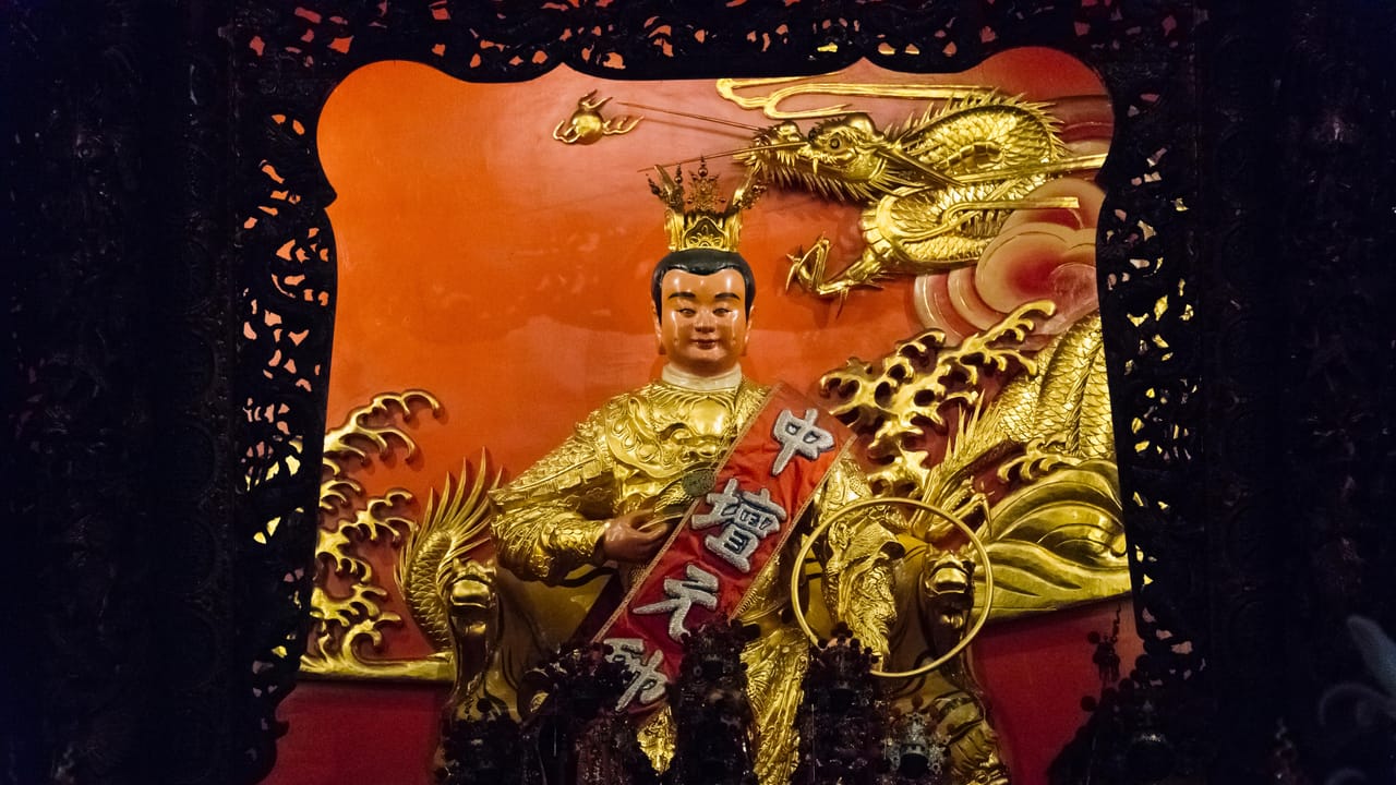 中国の神「哪吒(Nezha)」の金色の像 中国の神「哪吒(Nezha)」の金色の像