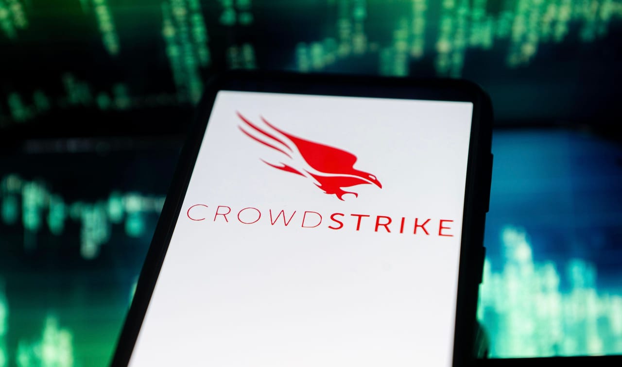 携帯電話の画面に表示されたCrowdStrikeのロゴ 携帯電話の画面に表示されたCrowdStrikeのロゴ