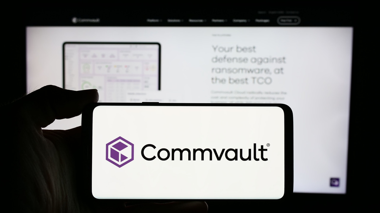 携帯電話のディスプレイに表示されたCommvaultのロゴ 携帯電話のディスプレイに表示されたCommvaultのロゴ