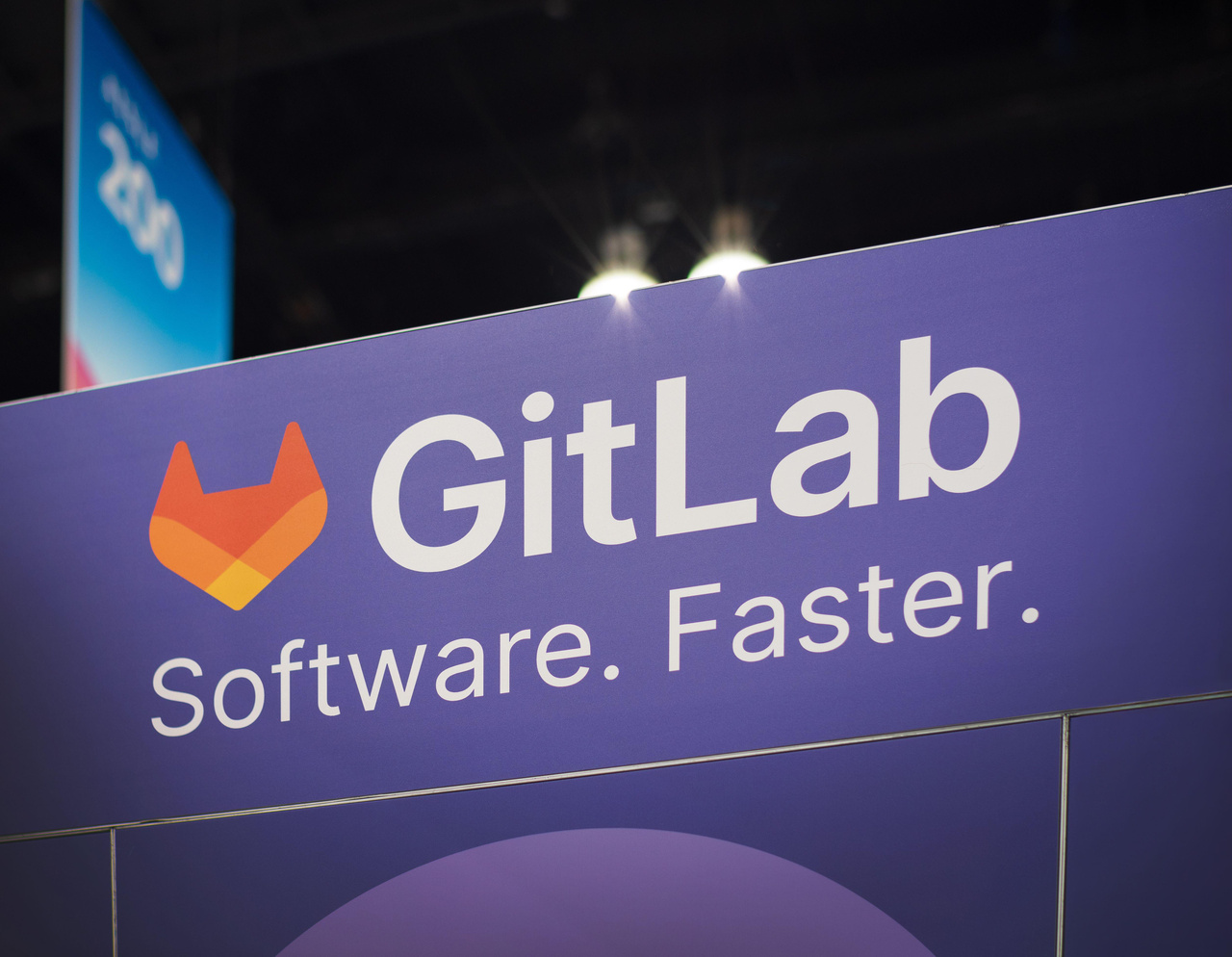 カンファレンスディスプレイボードに表示されたGitLabのロゴとモットー カンファレンスディスプレイボードに表示されたGitLabのロゴとモットー