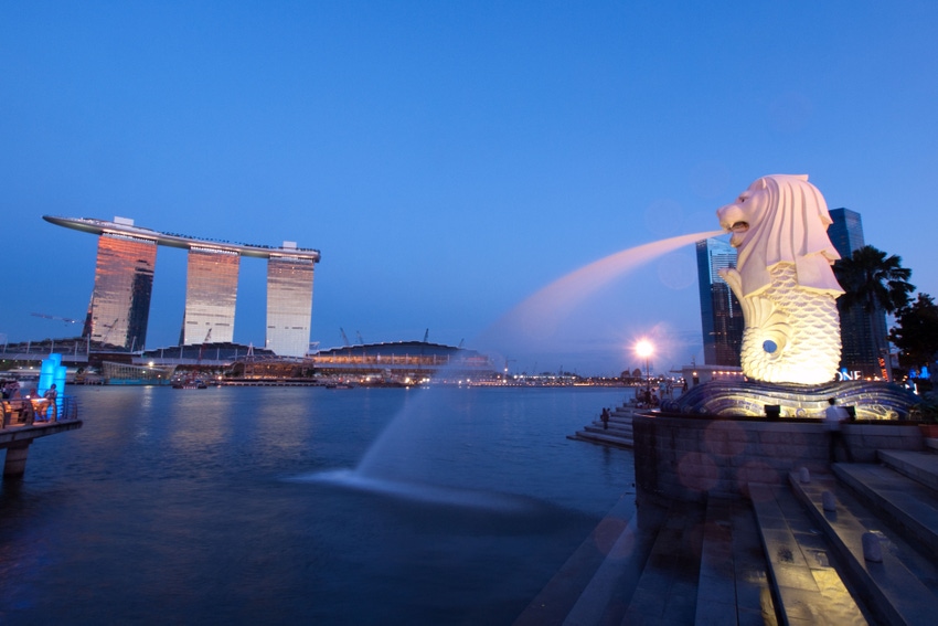 Singapore's Maria Bay Sands hotel and the merlion at dusk