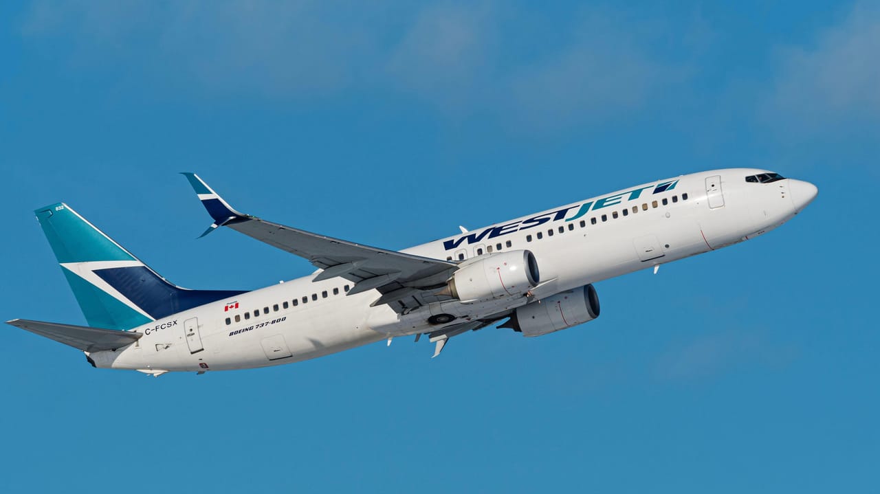 離陸後に飛行中のWestJet航空のボーイング737(737-800) 離陸後に飛行中のWestJet航空のボーイング737(737-800)