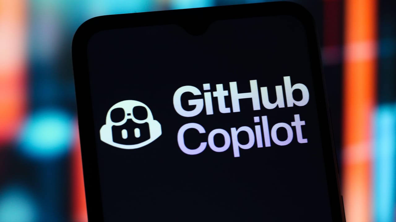 「GitHub Copilot」がスマートフォンの画面に表示されている 「GitHub Copilot」がスマートフォンの画面に表示されている