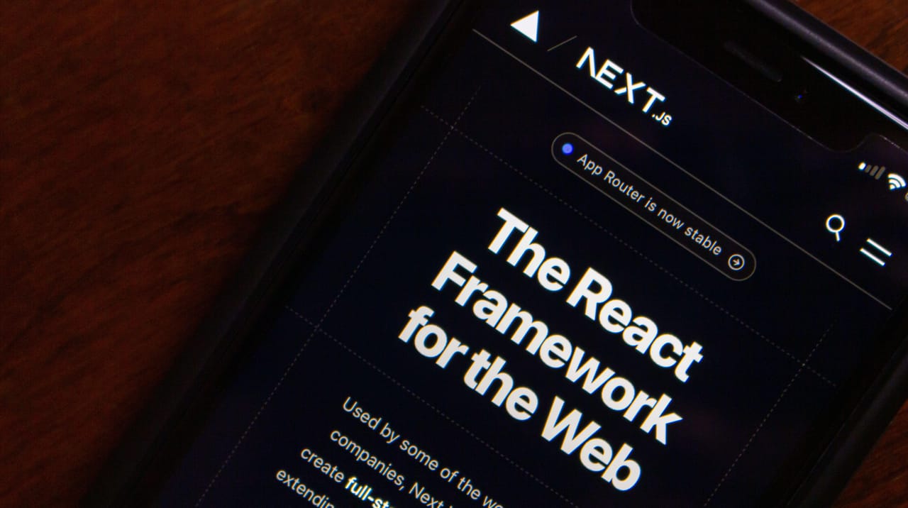 ReactフレームワークNext.jsのウェブサイトを表示しているiPhone画面 ReactフレームワークNext.jsのウェブサイトを表示しているiPhone画面