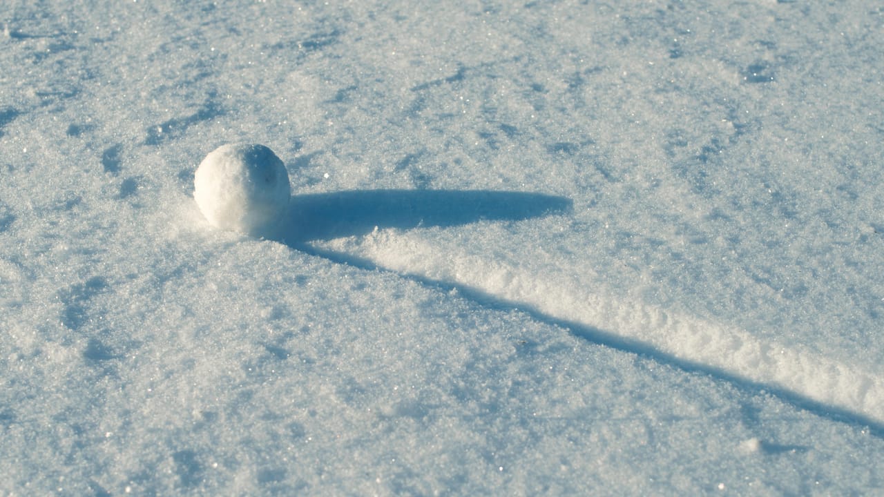 雪原にまっすぐな跡を残す雪玉 雪原にまっすぐな跡を残す雪玉