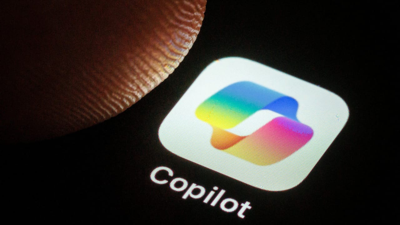 Microsoft Copilotアプリのアイコンの上に指がかざされている様子 Microsoft Copilotアプリのアイコンの上に指がかざされている様子