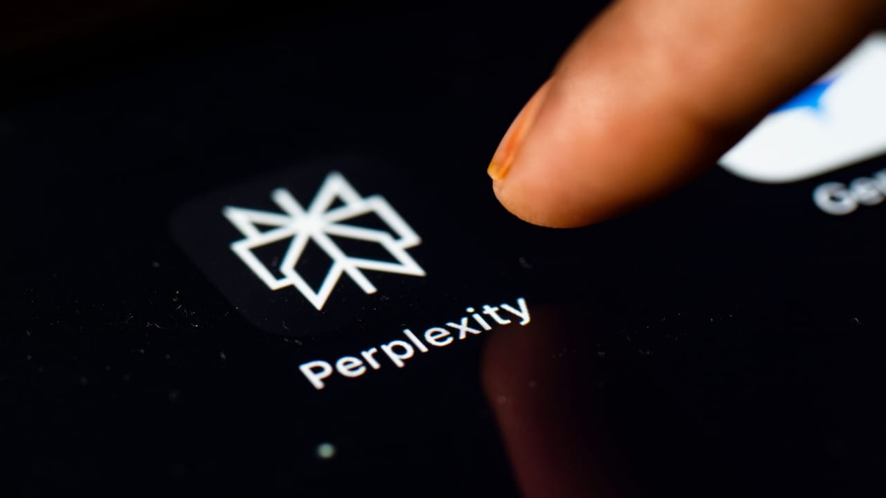 タブレット端末でPerplexityアプリのアイコンをタップしている人物 タブレット端末でPerplexityアプリのアイコンをタップしている人物
