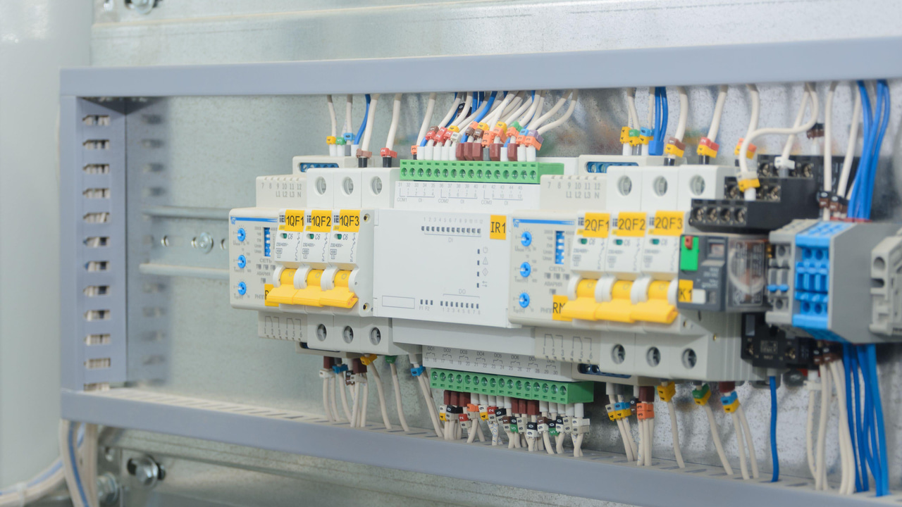 工業環境で一般的な攻撃対象であるプログラマブルロジックコントローラ(PLC) 工業環境で一般的な攻撃対象であるプログラマブルロジックコントローラ(PLC)