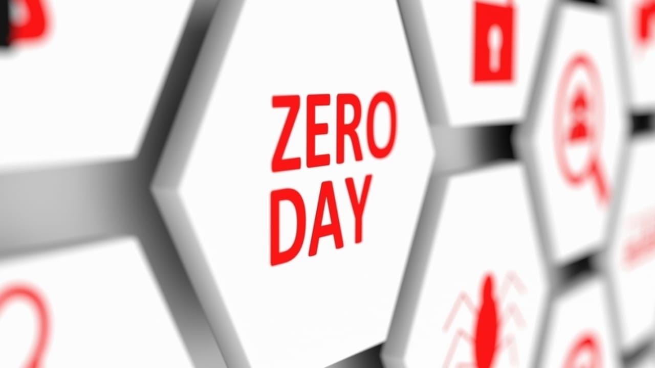 白い六角形に赤字で「zero day」と書かれている 白い六角形に赤字で「zero day」と書かれている