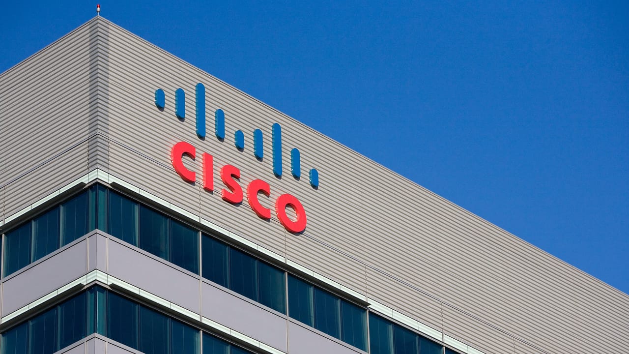 オフィスビルに掲げられたCiscoのロゴ オフィスビルに掲げられたCiscoのロゴ