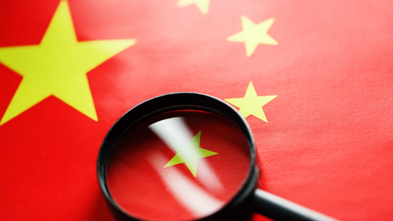 中国の国旗の上の虫眼鏡 中国の国旗の上の虫眼鏡