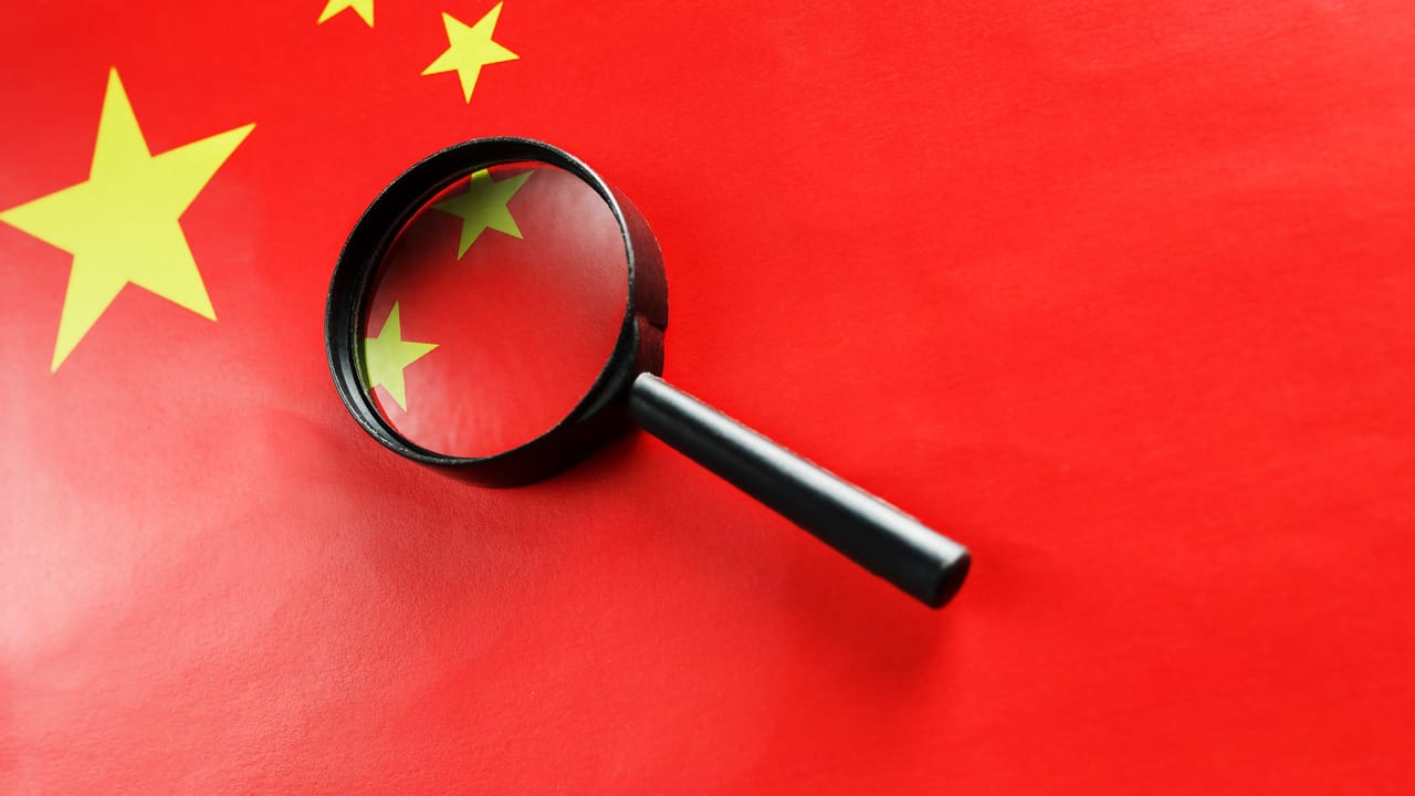 中国の国旗に虫眼鏡が当てられている 中国の国旗に虫眼鏡が当てられている