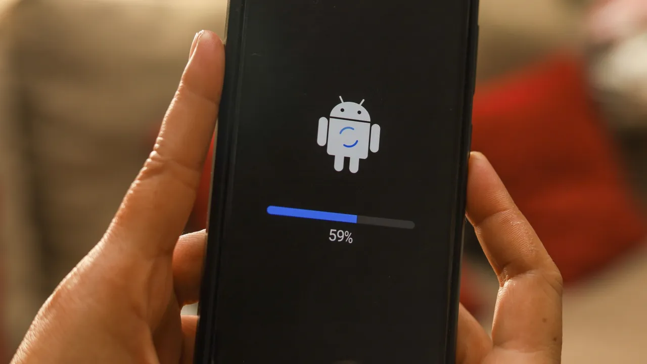 スマートフォン画面上のAndroidロゴ スマートフォン画面上のAndroidロゴ