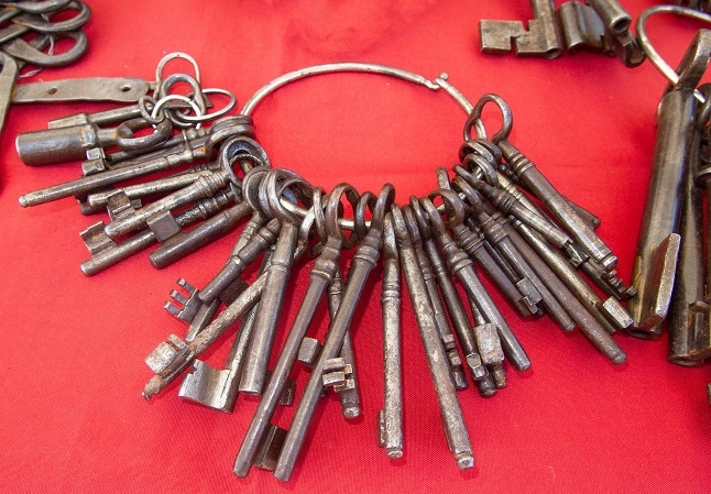 A ring of keys on a red background