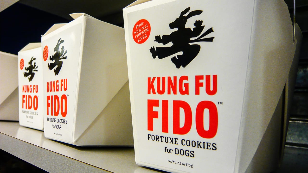 「Kung Fu FIDO」と書かれた中華料理のテイクアウト容器 「Kung Fu FIDO」と書かれた中華料理のテイクアウト容器