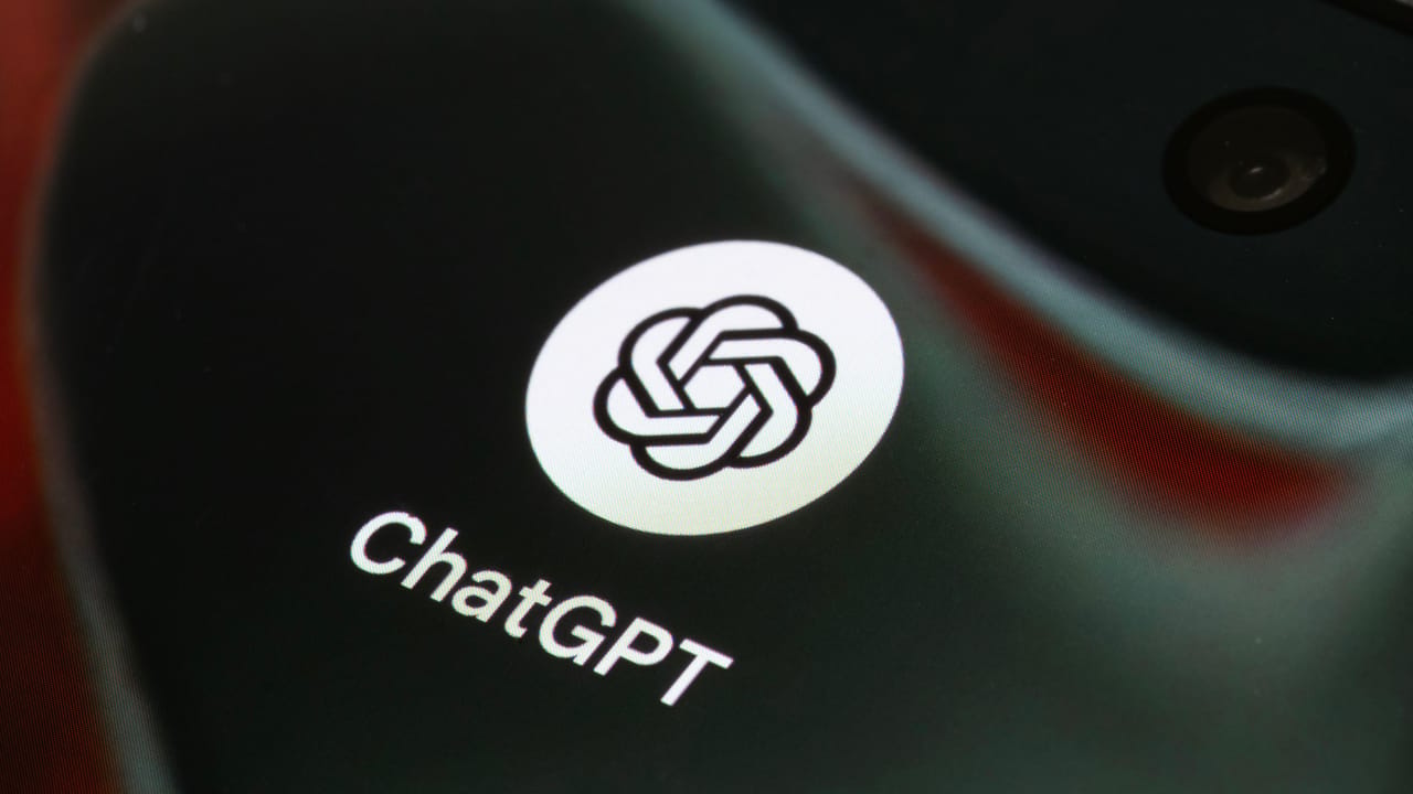 スマートフォン画面に表示されたChatGPTアプリのアイコン スマートフォン画面に表示されたChatGPTアプリのアイコン