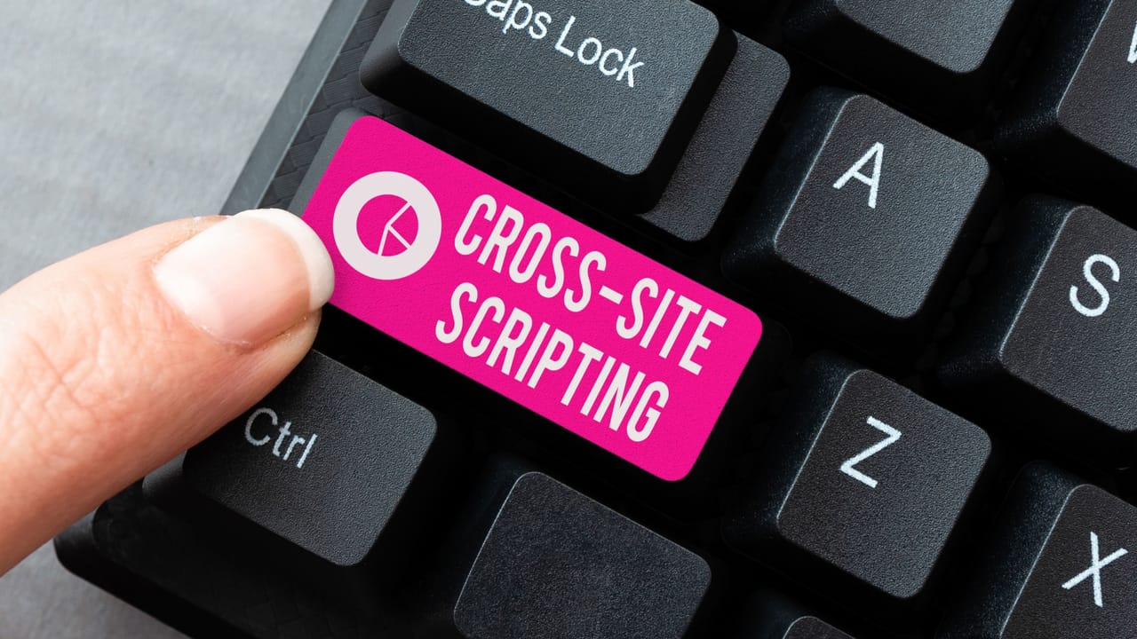 クロスサイトスクリプティングと書かれたキーボードキー クロスサイトスクリプティングと書かれたキーボードキー