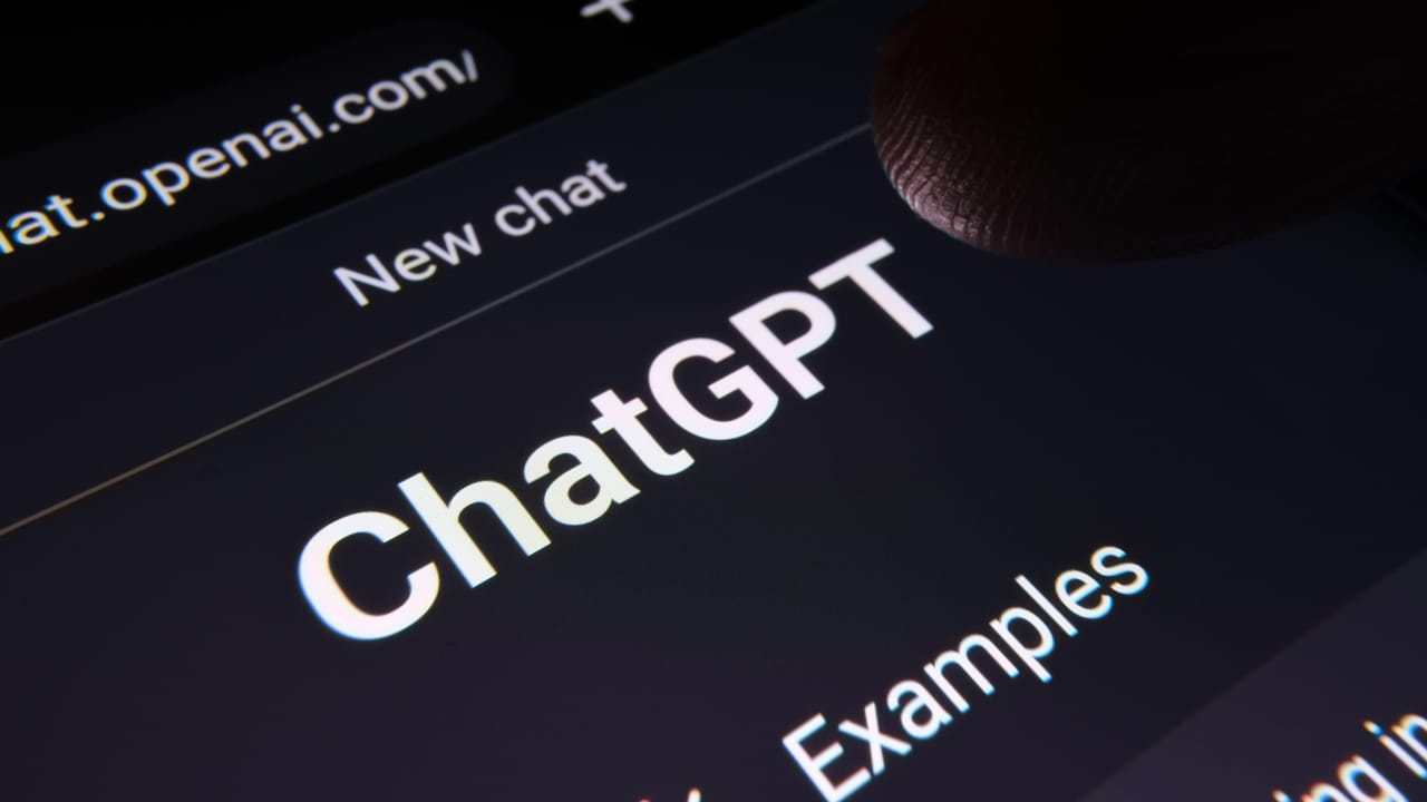 タッチスクリーン上の「ChatGPT」という文字 タッチスクリーン上の「ChatGPT」という文字