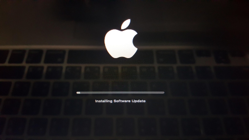 Apple logo on black screen with message "Installing Software Update"